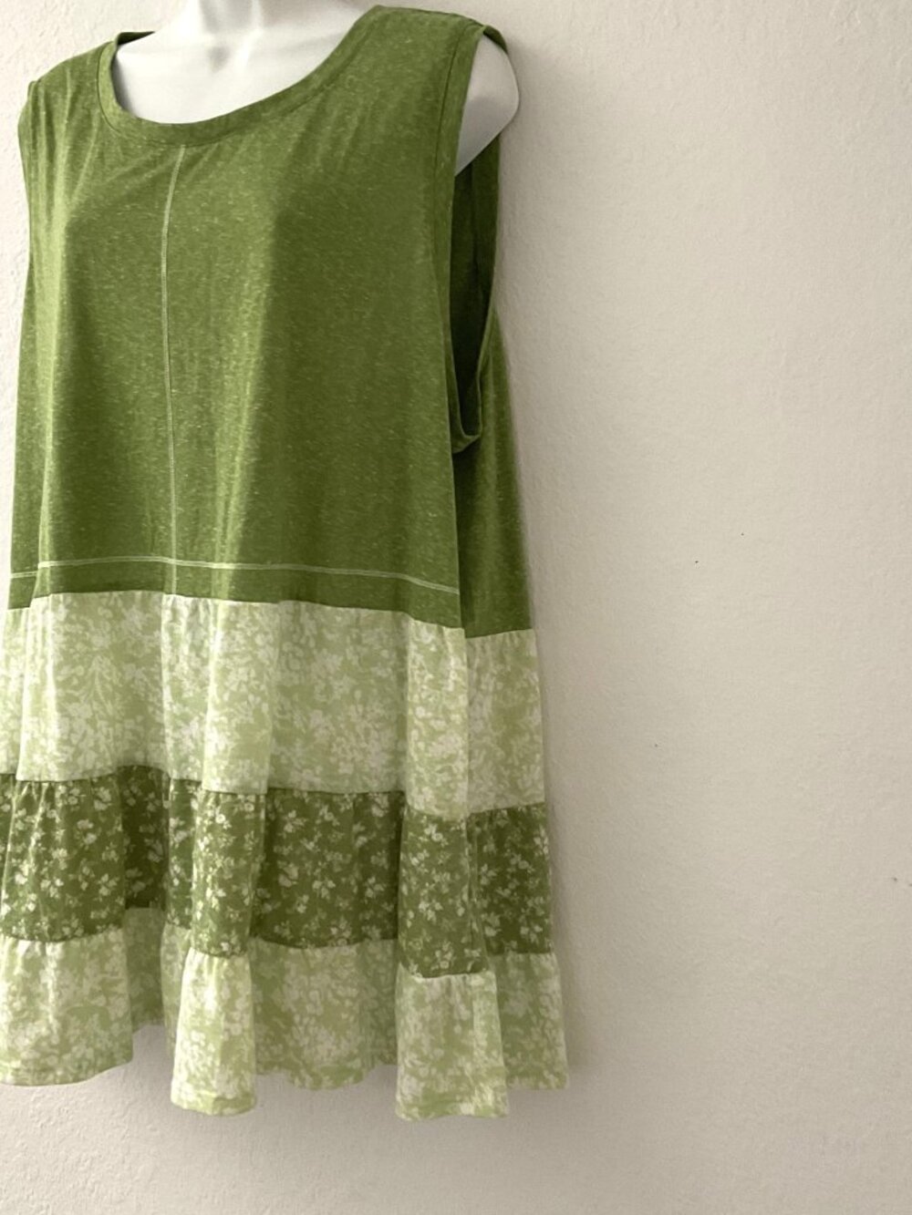 NEW CATO GREEN TIERED FLORAL SLEEVELESS TUNIC TOP PLUS 22-24W - Picture 4 of 10